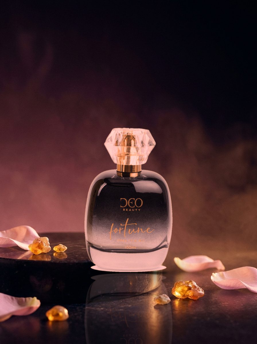 Perfume Fortune Intense DeoBeauty, frasco em cena